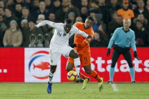 (L-R) Blaise Matuidi of France, Steven Bergwijn of Holland during the UEFA Nations League A group 1 qualifying match between The Netherlands and France at stadium De Kuip on November 16, 2018 in Rotterdam, The Netherlands UEFA Nations League A group 1 2018 2019 xVIxVIxImagesx xMauricexvanxSteenxIVx 12797166