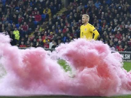 Sport Themen der Woche KW46 Sport Bilder des Tages Football - 2018 2019 UEFA Nations League B - Group Four: Wales vs. Denmark Kasper Schmeichel of Denmark behind red smoke from a flare thrown on to the pitch , at Cardiff City Stadium. COLORSPORT WINSTON BYNORTH 