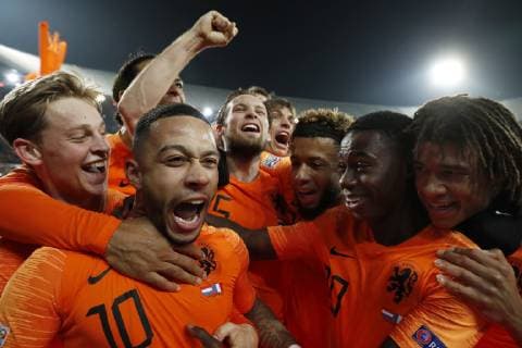 (L-R) Frenkie de Jong of Holland, Virgil van Dijk of Holland, Memphis Depay of Holland, Daley Blind of Holland, Marten de Roon of Holland, Tonny Vilhena of Holland, Quincy Promes of Holland, Nathan Ake of Holland during the UEFA Nations League A group 1 qualifying match between The Netherlands and France at stadium De Kuip on November 16, 2018 in Rotterdam, The Netherlands UEFA Nations League A group 1 2018 2019 xVIxVIxImagesx xMauricexvanxSteenxIVx 12798007