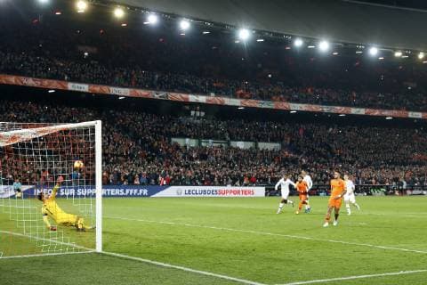 (L-R) France goalkeeper Hugo Lloris, Memphis Depay of Holland 2-0 during the UEFA Nations League A group 1 qualifying match between The Netherlands and France at stadium De Kuip on November 16, 2018 in Rotterdam, The Netherlands UEFA Nations League A group 1 2018 2019 xVIxVIxImagesx xMauricexvanxSteenxIVx 12798023