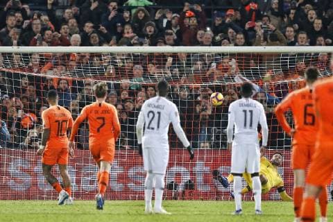Fußball, Nations League, Niederlande - Frankreich ROTTERDAM, Stadium de Kuip, 16-11-20-18, football, season 2018 2019, Memphis Depay scores 2-0 with a penalty kick during the Nations League game Netherlands - France 2-0. Netherlands - France  x2625903x