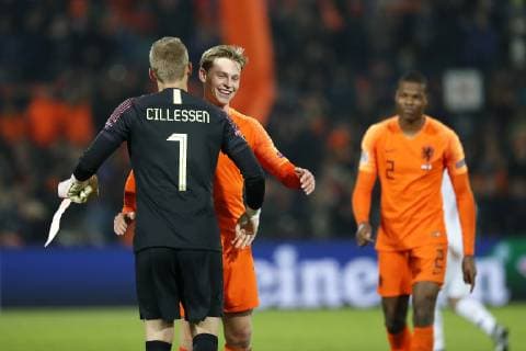 Fußball, Nations League, Niederlande - Frankreich ROTTERDAM, Stadium de Kuip, 16-11-20-18, football, season 2018 2019, Jasper Cillessen and Frenkie de Jong during the Nations League game Netherlands - France 2-0. Netherlands - France  x2625904x