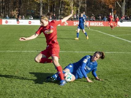 1. FC Köln Frauen - FF USV Jena 2. Fussball Bundesliga Saison 2018 2019 Geißbockheim Koeln Deutschland Datum: 17.11.2018 Links: Carolin Schraa (1. FC Köln) Rechts: Lara Schmidt (Jena)