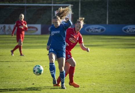 1. FC Köln Frauen - FF USV Jena 2. Fussball Bundesliga Saison 2018 2019 Geißbockheim Koeln Deutschland Datum: 17.11.2018 Hinten: Romina Frommont (1. FC Köln) Vorne: Anna-Lena Riedel (Jena)
