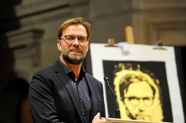 Der Fussballtrainer Juergen Klopp am 16.11.2018 bei der Verleihung des Mainzer Medienpreises fuer Nachhaltiges Wirken in der Mainzer Christuskirche. Im Hintergrund die Druckgrafik des Kuenstlers Cyrus Overbeck mit dem Portraet des Ausgezeichneten, die Teil des Preises ist. Klopp bekennt sich seit vielen Jahren auch oeffentlich zu seinem Glauben als evangelischer Christ, weshalb die Kirchengemeinde ihre Raeume für die Preisverleihung zur Verfuegung stellte. (Siehe epd-Bericht vom 17.11.2018) *** Local Caption *** 00406189 Juergen Klopp erhaelt Mainzer Medienpreis *** Soccer coach Juergen Klopp on 16 11 2018 at the award ceremony of the Mainz Media Prize for Sustainable Work in the Christuskirche in Mainz In the background the graphic print of the artist Cyrus Overbeck with the portrait of the winner the part of the prize is Klopp has for many years also publicly professed his faith as a Protestant Christian, which is why the congregation made its rooms available for the award ceremony See epd report of 17 11 2018 Local Caption 00406189 Juergen Klopp receives Mainz Media Award Copyright: epd-bildx xKristinaxSchaefer EDITORIAL USE ONLY