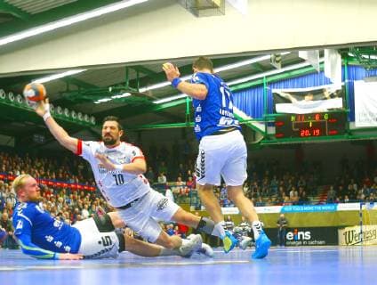 Marijan Basic (Ferndorf) setzt zwischen Jort Neuteboom (Aue, links) und Ladislav Brykner (Aue) zum Wurf an. Handball 2.Liga 2018 19 EHV Aue - TuS Ferndorf am 17.11.2018 EHV Aue - TuS Ferndorf