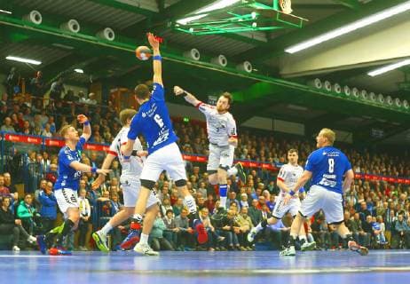 Torwurf von Lucas Schneider (Ferndorf) Handball 2.Liga 2018 19 EHV Aue - TuS Ferndorf am 17.11.2018 EHV Aue - TuS Ferndorf