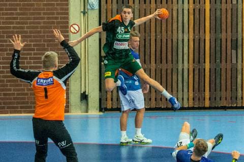 Sport Bilder des Tages Pablo Urdangarin 45 Spanier, Neffe des spanischen Königs Felipe - hier im A-Nachwuchsteam der Handballer von Hannover-Burgdorf am 17. November 2018 gegen den Bergischen HC. - Pablo 45 beim Torwurf