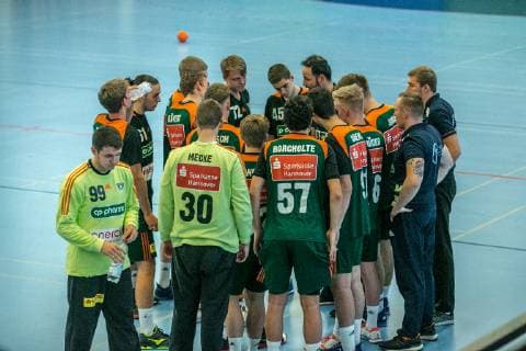 Pablo Urdangarin 45 Spanier, Neffe des spanischen Königs Felipe - hier im A-Nachwuchsteam der Handballer von Hannover-Burgdorf am 17. November 2018 gegen den Bergischen HC. - Pablo 45 und Trainer Iker Romeo