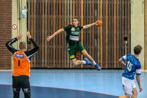 Pablo Urdangarin 45 Spanier, Neffe des spanischen Königs Felipe - hier im A-Nachwuchsteam der Handballer von Hannover-Burgdorf am 17. November 2018 gegen den Bergischen HC. - Pablo 45 mit erfolgreichem Torschuss