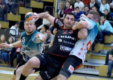 Handball 3.Liga, Oranienburger HC - Eintracht Hildesheim, 17.11.2018 17.11.2018,Handball 3.Liga,Oranienburger HC - Eintracht Hildesheim v.l. Robin Manderscheid (Oranienburger Handball Club e.V. 15),Nikolaos Tzoufras (Eintracht Hildesheim 23),Janis Bohle (Oranienburger Handball Club e.V. 2).