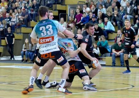 Handball 3.Liga, Oranienburger HC - Eintracht Hildesheim, 17.11.2018 17.11.2018,Handball 3.Liga,Oranienburger HC - Eintracht Hildesheim v.l. David Sauß (Oranienburger Handball Club e.V. 33),am Ball Nikolaos Tzoufras (Eintracht Hildesheim 23).