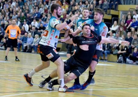 Handball 3.Liga, Oranienburger HC - Eintracht Hildesheim, 17.11.2018 17.11.2018,Handball 3.Liga,Oranienburger HC - Eintracht Hildesheim v.l. am Ball Nikolaos Tzoufras (Eintracht Hildesheim 23).