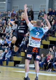 Handball 3.Liga, Oranienburger HC - Eintracht Hildesheim, 17.11.2018 17.11.2018,Handball 3.Liga,Oranienburger HC - Eintracht Hildesheim v.l. Julius Heil (Eintracht Heidenheim 10),Janis Bohle (Oranienburger Handball Club e.V. 2).