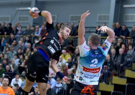Handball 3.Liga, Oranienburger HC - Eintracht Hildesheim, 17.11.2018 17.11.2018,Handball 3.Liga,Oranienburger HC - Eintracht Hildesheim v.l. Julius Heil (Eintracht Heidenheim 10),Janis Bohle (Oranienburger Handball Club e.V. 2).