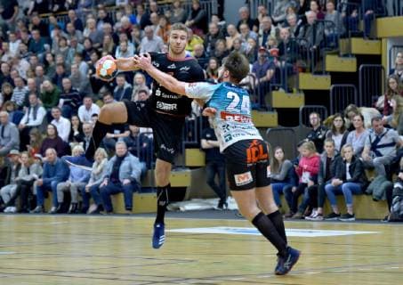 Handball 3.Liga, Oranienburger HC - Eintracht Hildesheim, 17.11.2018 17.11.2018,Handball 3.Liga,Oranienburger HC - Eintracht Hildesheim v.l. am Ball Julius Heil (Eintracht Heidenheim 10).