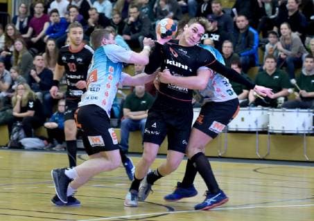 Handball 3.Liga, Oranienburger HC - Eintracht Hildesheim, 17.11.2018 17.11.2018,Handball 3.Liga,Oranienburger HC - Eintracht Hildesheim v.l. am Ball SchiebLukas (Eintracht Hildesheim 6).