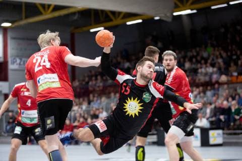 Luebbecke, Deutschland 17.11.2018: 2. Handball Bundesliga - 2018 2019 - TuS-N-Luebbecke vs. HC Rhein Vikings (L-R) Alexander Oelze (Vikings), Kenji Hövels Hoevels (Luebbecke) Luebbecke Nordrhein-Westfalen Deutschland Merkur Arena
