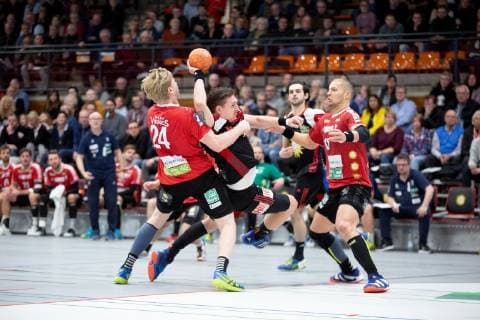 Luebbecke, Deutschland 17.11.2018: 2. Handball Bundesliga - 2018 2019 - TuS-N-Luebbecke vs. HC Rhein Vikings (L-R) Alexander Oelze (Rhein Vikings), Kenji Hövels Hoevels (Luebbecke), Daniel Zwarg (Rhein Vikings) Luebbecke Nordrhein-Westfalen Deutschland Merkur Arena