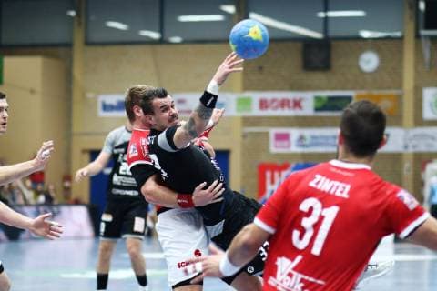 Roman Becvar (Elbflorenz) im Zweikampf mit Moritz Zoerb (Huettenberg) TV Huettenberg vs HC Elbflorenz, Handball, 2. Bundesliga, 17.11.2018 TV Huettenberg vs HC Elbflorenz, Handball, 2. Bundesliga, 17.11.2018 Huettenberg Copyright: xEIBNER RenexWeissx EP_RWS