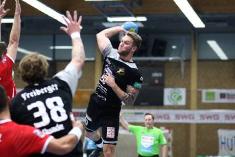 Torwurf von Nils Holger Kretschmer (Elbflorenz) TV Huettenberg vs HC Elbflorenz, Handball, 2. Bundesliga, 17.11.2018 TV Huettenberg vs HC Elbflorenz, Handball, 2. Bundesliga, 17.11.2018 Huettenberg Copyright: xEIBNER RenexWeissx EP_RWS