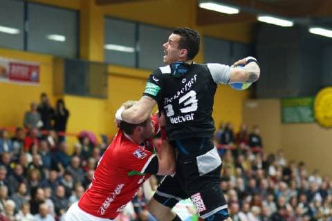 Roman Becvar (Elbflorenz) im Zweikampf mit Moritz Zoerb (Huettenberg) TV Huettenberg vs HC Elbflorenz, Handball, 2. Bundesliga, 17.11.2018 TV Huettenberg vs HC Elbflorenz, Handball, 2. Bundesliga, 17.11.2018 Huettenberg Copyright: xEIBNER RenexWeissx EP_RWS