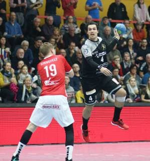 Markus Stegefelt (Huettenberg) im Zweikampf mit Gabor Pulay (Elbflorenz) TV Huettenberg vs HC Elbflorenz, Handball, 2. Bundesliga, 17.11.2018 TV Huettenberg vs HC Elbflorenz, Handball, 2. Bundesliga, 17.11.2018 Huettenberg Copyright: xEIBNER RenexWeissx EP_RWS
