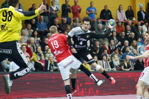 Markus Stegefelt (Huettenberg) im Zweikampf mit Gabor Pulay (Elbflorenz) TV Huettenberg vs HC Elbflorenz, Handball, 2. Bundesliga, 17.11.2018 TV Huettenberg vs HC Elbflorenz, Handball, 2. Bundesliga, 17.11.2018 Huettenberg Copyright: xEIBNER RenexWeissx EP_RWS