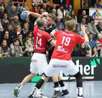 Nils Holger Kretschmer (Elbflorenz) im Zweikampf mit Christian Rompf (Huettenberg, links) und Markus Stegefelt (Huettenberg, rechts) TV Huettenberg vs HC Elbflorenz, Handball, 2. Bundesliga, 17.11.2018 TV Huettenberg vs HC Elbflorenz, Handball, 2. Bundesliga, 17.11.2018 Huettenberg Copyright: xEIBNER RenexWeissx EP_RWS