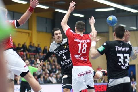 Gabor Pulay (Elbflorenz) versucht einen Pass zu Roman Becvar (Elblorenz) TV Huettenberg vs HC Elbflorenz, Handball, 2. Bundesliga, 17.11.2018 TV Huettenberg vs HC Elbflorenz, Handball, 2. Bundesliga, 17.11.2018 Huettenberg Copyright: xEIBNER RenexWeissx EP_RWS