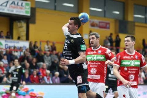 Torwurf von Roman Becvar (Elbflorenz) TV Huettenberg vs HC Elbflorenz, Handball, 2. Bundesliga, 17.11.2018 TV Huettenberg vs HC Elbflorenz, Handball, 2. Bundesliga, 17.11.2018 Huettenberg Copyright: xEIBNER RenexWeissx EP_RWS