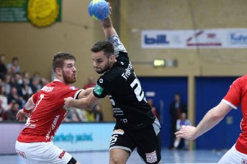 Moritz Lambrecht (Huettenberg) im Zweikampf mit Sebastian Gress (Elbflorenz) TV Huettenberg vs HC Elbflorenz, Handball, 2. Bundesliga, 17.11.2018 TV Huettenberg vs HC Elbflorenz, Handball, 2. Bundesliga, 17.11.2018 Huettenberg Copyright: xEIBNER RenexWeissx EP_RWS