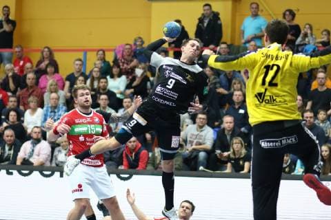 Torwurf von Julius Dierberg (Elbflorenz) TV Huettenberg vs HC Elbflorenz, Handball, 2. Bundesliga, 17.11.2018 TV Huettenberg vs HC Elbflorenz, Handball, 2. Bundesliga, 17.11.2018 Huettenberg Copyright: xEIBNER RenexWeissx EP_RWS