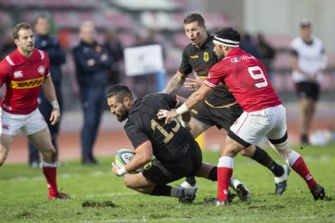 Deutschland - Kanada, WM-Qualifikationsspiel Qualifikationsspiel zum Rugby World Cup 2019 in Japan zwischen Deutschland und Kanada am 17.11.2018 in Marseille. Wynston Cameron-Dow (Deutschland, 13) kommt im Zweikampf mit Sean Armstrong (Deutschland, 9) zu Fall. Im Hintergrund Raynor Parkinson (Deutschland, 10)., Marseille Bouches-du-Rhone Frankreich Stade Delort