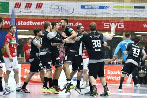 Spieler des HC Elbflorenz feiern den Sieg in Huettenberg TV Huettenberg vs HC Elbflorenz, Handball, 2. Bundesliga, 17.11.2018 TV Huettenberg vs HC Elbflorenz, Handball, 2. Bundesliga, 17.11.2018 Huettenberg Copyright: xEIBNER RenexWeissx EP_RWS