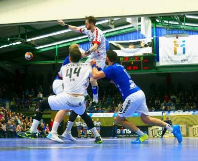 Jonas Faulenbach (Ferndorf) in luftiger Höhe, vorn Thomas Rink (Ferndorf) und Ladislav Brykner (Aue) Handball 2.Liga 2018 19 EHV Aue - TuS Ferndorf 34:25 am 17.11.2018 EHV Aue - TuS Ferndorf