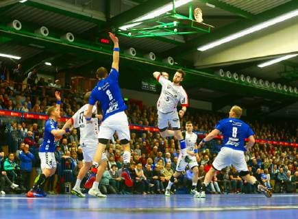 Torwurf von Jonas Faulenbach (Ferndorf) ; weiter von links: Eric Meinhardt (Aue) , Mattis Michel (Ferndorf) , Kevin Roch (Aue) , Jan Wörner (Ferndorf) und Bengt Bornhorn (Aue) Handball 2.Liga 2018 19 EHV Aue - TuS Ferndorf 34:25 am 17.11.2018 EHV Aue - TuS Ferndorf