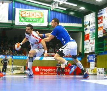 Marijan Basic (Ferndorf) im Angriff, rechts Kevin Roch (Aue) Handball 2.Liga 2018 19 EHV Aue - TuS Ferndorf 34:25 am 17.11.2018 EHV Aue - TuS Ferndorf