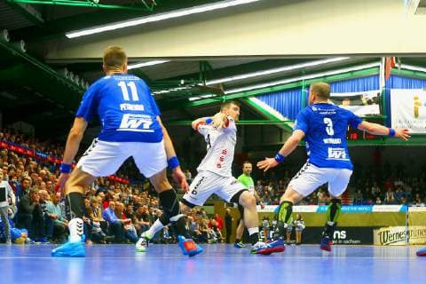 Jan Wörner (Ferndorf) sucht die Lücke zwischen Benas Petreikis (Aue, inks) und Eric Meinhardt (Aue) Handball 2.Liga 2018 19 EHV Aue - TuS Ferndorf 34:25 am 17.11.2018 EHV Aue - TuS Ferndorf