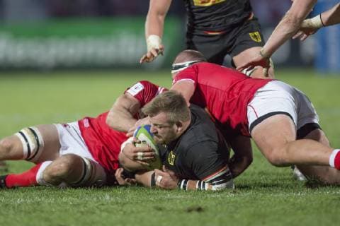 Deutschland - Kanada, WM-Qualifikationsspiel Qualifikationsspiel zum Rugby World Cup 2019 in Japan zwischen Deutschland und Kanada am 17.11.2018 in Marseille. Joern Schroeder (Deutschland, 17) behauptet den Ball gegen zwei kanadische Gegenspieler., Marseille Bouches-du-Rhone Frankreich Stade Delort