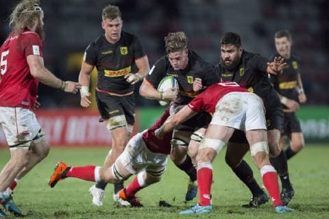 Deutschland - Kanada, WM-Qualifikationsspiel Qualifikationsspiel zum Rugby World Cup 2019 in Japan zwischen Deutschland und Kanada am 17.11.2018 in Marseille. Ayron Schramm (Deutschland, 20) versucht einen Durchbruch, wird aber von Kyle Baillie (Canada, 6) und Tyler Ardron (Canada, 8) gestoppt.Im Hintergrund von links die Deutschen Sebastian Ferreira (Deutschland, 6) , Mathias Schoesser (Deutschland, 18) und Raynor Parkinson (Deutschland, 10), Links Evan Olmstead (Canada, 5)., Marseille Bouches-du-Rhone Frankreich Stade Delort