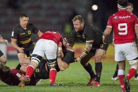 Deutschland - Kanada, WM-Qualifikationsspiel Qualifikationsspiel zum Rugby World Cup 2019 in Japan zwischen Deutschland und Kanada am 17.11.2018 in Marseille. Joern Schroeder (Deutschland, 17) versucht, seinen Mitspieler Jarrid Els (Deutschland, 8) zu unterstuetzen, der von einem Kanadischen Spieler angegriffen wird. Links im Hintergrund Tim Menzel (Deutschland, 21)., Marseille Bouches-du-Rhone Frankreich Stade Delort