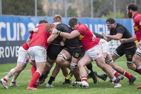 Deutschland - Kanada, WM-Qualifikationsspiel Qualifikationsspiel zum Rugby World Cup 2019 in Japan zwischen Deutschland und Kanada am 17.11.2018 in Marseille. Das deutsche Paket um Eric Marks (Deutschland, 5, Bildmitte, Vordergrund) auf dem Weg ins kanadische Malfeld zum einzigen deutschen Versuch. Rechts im Hintergrund Jarrid Els (Deutschland, 8)., Marseille Bouches-du-Rhone Frankreich Stade Delort