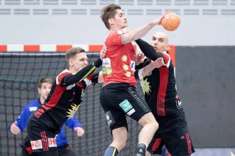 Luebbecke, Deutschland 17.11.2018: 2. Handball Bundesliga - 2018 2019 - TuS-N-Luebbecke vs. HC Rhein Vikings (L-R) Patryk Walczak (Luebbecke), Alexander Oelze (Vikings), Marko Bagaric (Luebbecke) Luebbecke Nordrhein-Westfalen Deutschland Merkur Arena