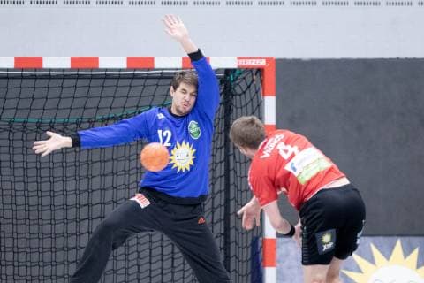 Luebbecke, Deutschland 17.11.2018: 2. Handball Bundesliga - 2018 2019 - TuS-N-Luebbecke vs. HC Rhein Vikings (L-R) Torwart Peter Tatai (Luebbecke), Christian Hoße Hosse (Vikings) Luebbecke Nordrhein-Westfalen Deutschland Merkur Arena