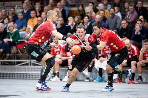 Luebbecke, Deutschland 17.11.2018: 2. Handball Bundesliga - 2018 2019 - TuS-N-Luebbecke vs. HC Rhein Vikings (L-R) Teo Coric (Rhein Vikings), Jens Bechtloff (Luebbecke), Srdjan Predragovic (Vikings) Luebbecke Nordrhein-Westfalen Deutschland Merkur Arena