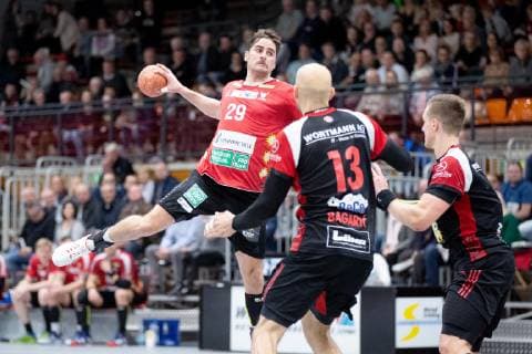 Luebbecke, Deutschland 17.11.2018: 2. Handball Bundesliga - 2018 2019 - TuS-N-Luebbecke vs. HC Rhein Vikings (L-R) Alexander Oelze (Vikings), Marko Bagaric (Luebbecke), Patryk Walczak (Luebbecke) Luebbecke Nordrhein-Westfalen Deutschland Merkur Arena