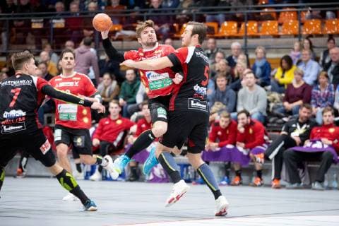 Luebbecke, Deutschland 17.11.2018: 2. Handball Bundesliga - 2018 2019 - TuS-N-Luebbecke vs. HC Rhein Vikings (L-R) Felix Handschke (Vikings), Jo Gerrit Genz (Luebbecke) Luebbecke Nordrhein-Westfalen Deutschland Merkur Arena