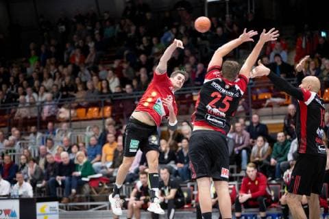 Luebbecke, Deutschland 17.11.2018: 2. Handball Bundesliga - 2018 2019 - TuS-N-Luebbecke vs. HC Rhein Vikings (L-R) Alexander Oelze (Vikings), Moritz Schade (Luebbecke), Marko Bagaric (Luebbecke) Luebbecke Nordrhein-Westfalen Deutschland Merkur Arena