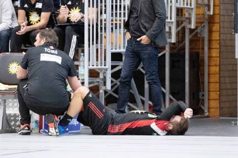 Luebbecke, Deutschland 17.11.2018: 2. Handball Bundesliga - 2018 2019 - TuS-N-Luebbecke vs. HC Rhein Vikings (R) Jens Bechtloff (Luebbecke) verletzt Luebbecke Nordrhein-Westfalen Deutschland Merkur Arena